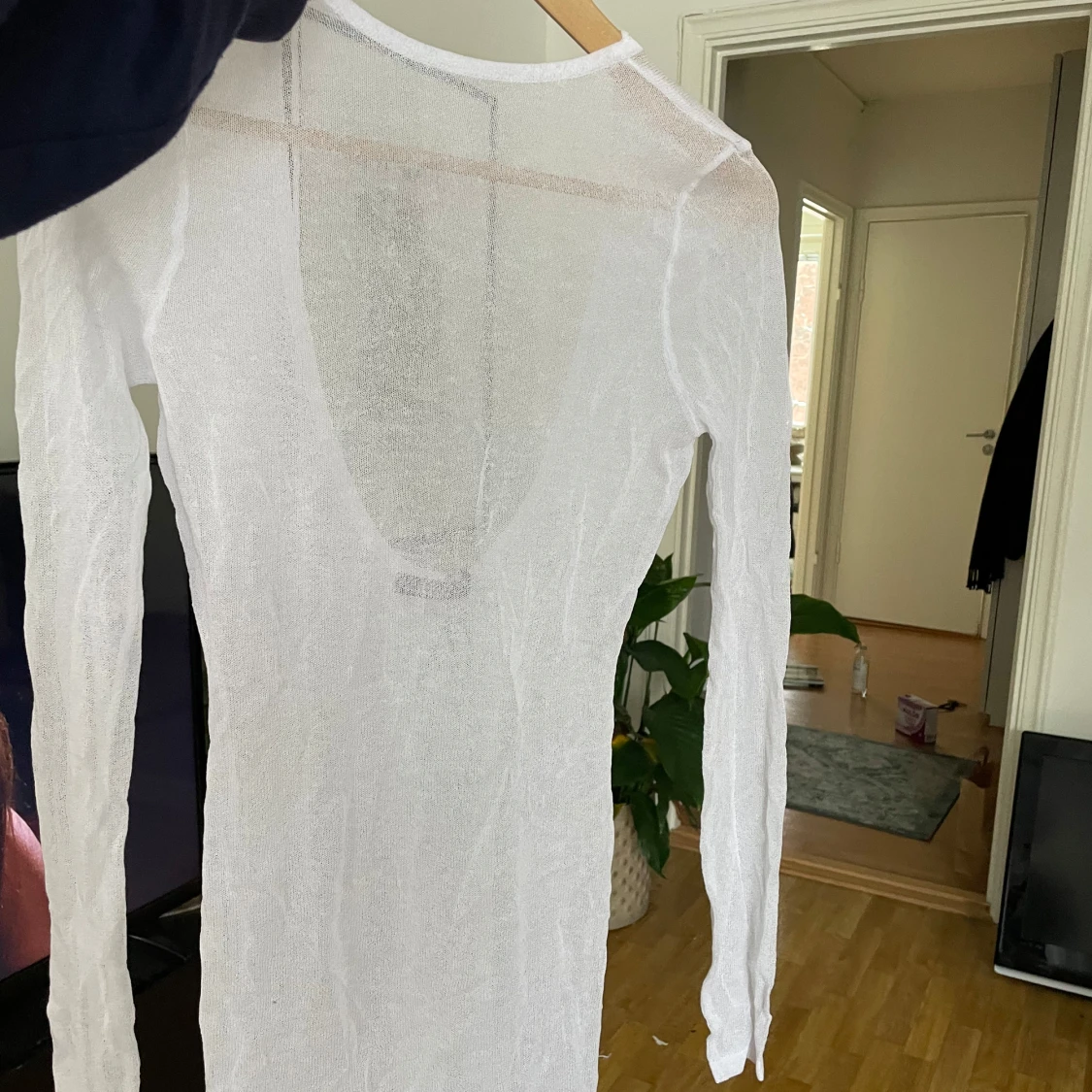 Vit långärmad klänning med öppen rygg - 91