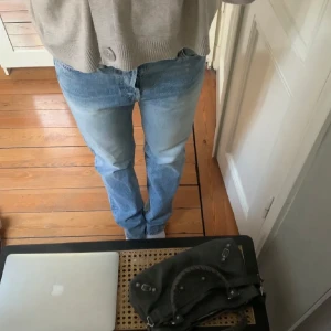 Acne Blå Konst Jeans  - Snygga blå jeans med en klassisk straight passform. De har en midwaist midja 🤎 