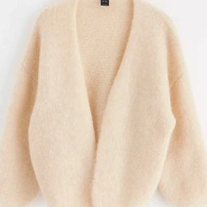 Beige lindex kofta - Beige Lindex kofta! Helt oanvänd. Storlek M/L, skriv privat för mer bilder!💞 lägsta jag säljer för är 320