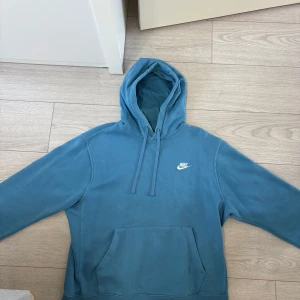 Nike hoodie - Blå nike hoodie i storlek M. Använd fåtal gånger, sitter fint och lite löst.