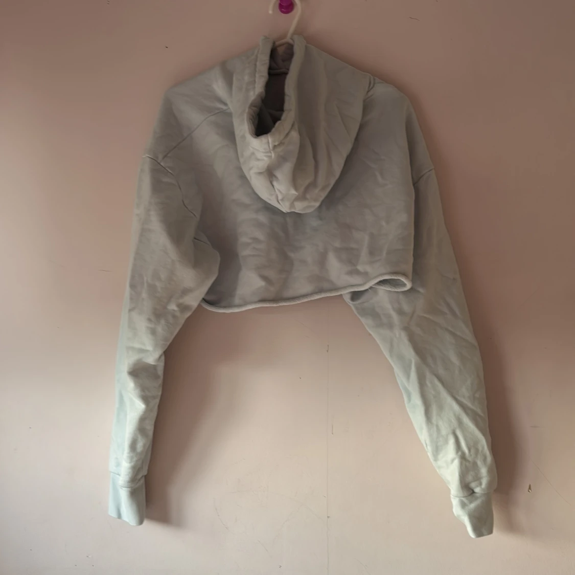 Grå croppad hoodie med tryck - 90