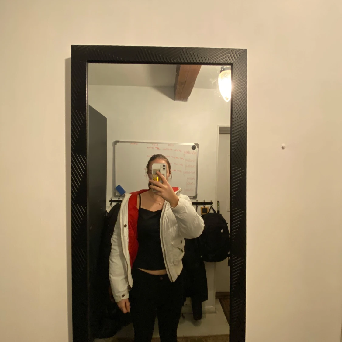 Vit vintage pufferjacka med rött på insidan. - 91