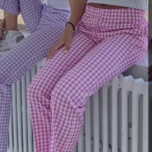 Rosa rutiga designbysi byxor - Snygga rosa byxor med rutigt mönster. Perfekta att ha en sommar eller vår dag eller även hemma som mjukisbyxor💕så söta