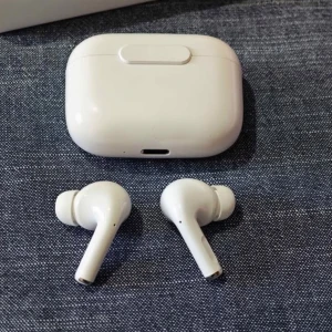 Mireless headphone  - Hej jag säljer headphone helt nya din är på bra skick om du vill köpa kontaktar mig bara så kan vi ochsp prata om priset 