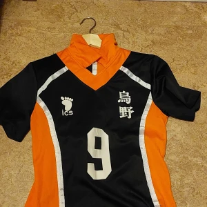 Svart och orange fotbollströja med nummer 9 - It's a Volleyboll t-shirt and shorts. The cosplay is Kageyama Tobio from haikyuu. The cosplay itself has been worn a few times but still in good condition. This includes wig 