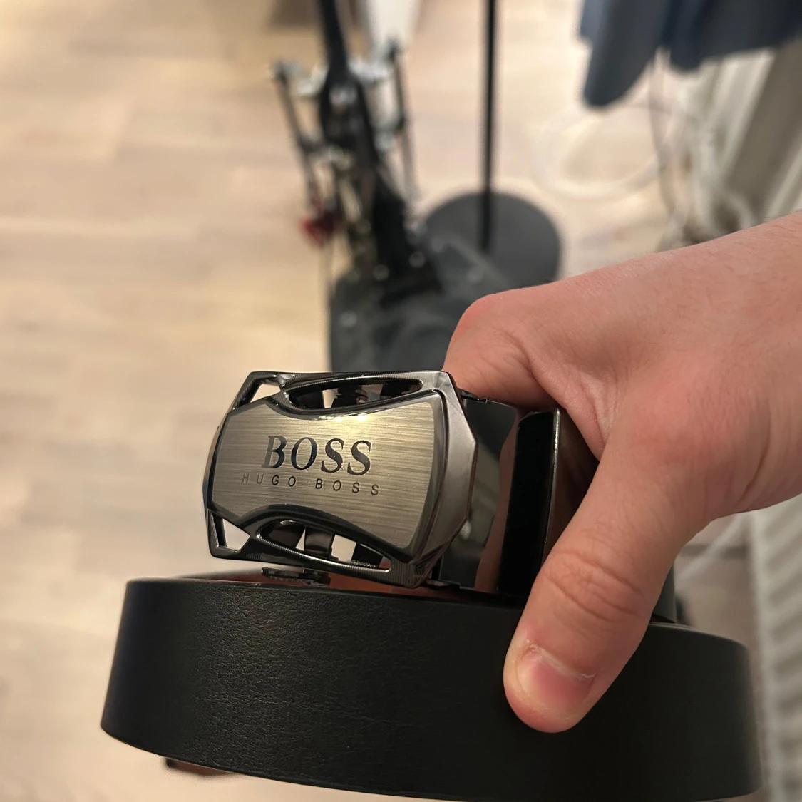 Svart läderbälte från Hugo Boss - 91