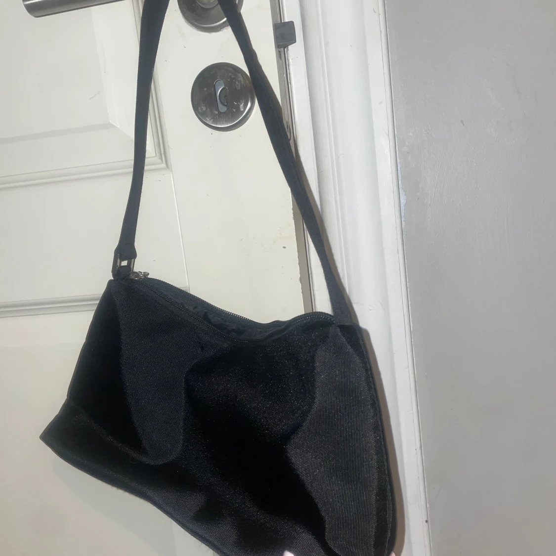 (HELT NY) Svart axelväska med dragkedja - 90