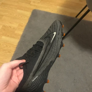 Nike phantom gx elite - Säljer dessa Nike phantom gx elite skor i strl 45 då jag inte använder dem! De är i stort sett helt oanvända (2-3 träningar). Skopåsen ingår!!