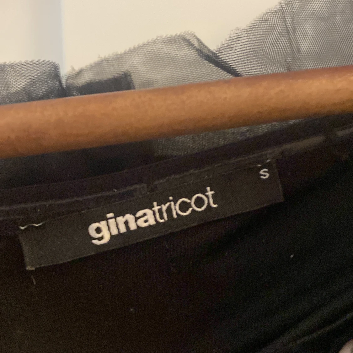 Svart axelbandslös topp från Gina Tricot - 90