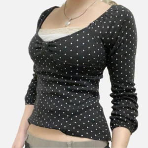 Super söt prickig topp - Snygg svart topp med silvriga prickar och söt knytning i ryggen. Den är super bekväm och är väldigt smickrande. Här av dig om du har några frågor :)