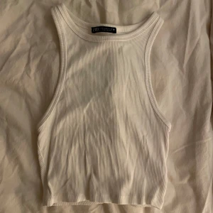 Vit ribbad linnetopp från Zara - Snygg vit ribbad linnetopp från Zara. Enkel och stilren, lätt att matcha med olika outfits.