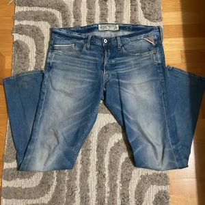 Replay Jeans - Tja! Säljer nu mina skit snygga jeans från Replay med en klassisk look utan några slitningar. Jeansen har en lätt tvättad design och är perfekta för en avslappnad stil. Jeansen är nästintill oanvända och har endast prövats.