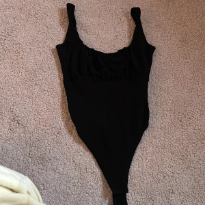 Svart body - Snygg svart body i storlek xs, passar även s ❤️ knappt använd!