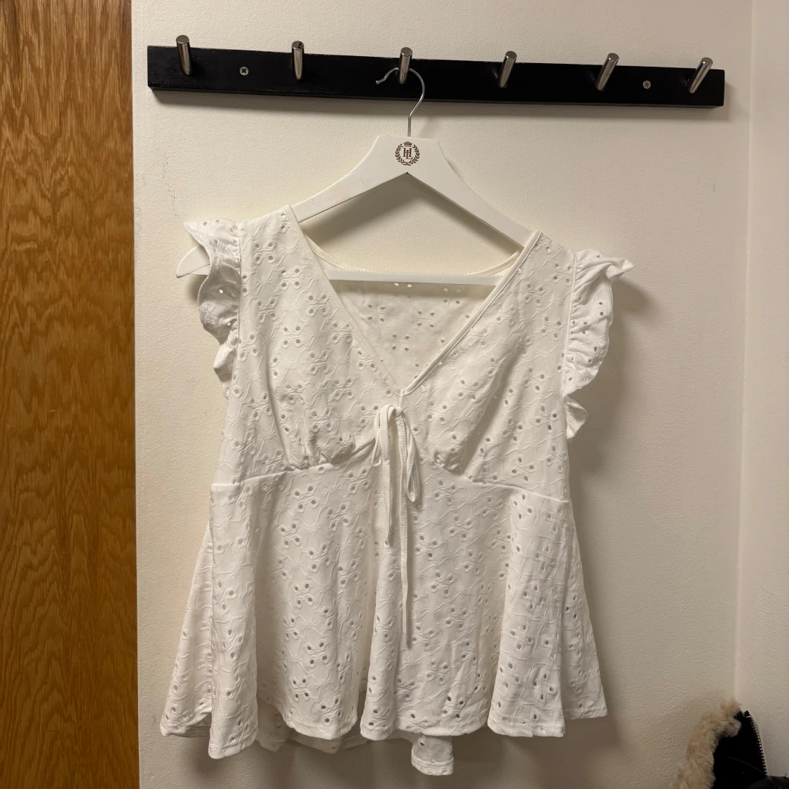 Vit och svart blus med spetsdetaljer