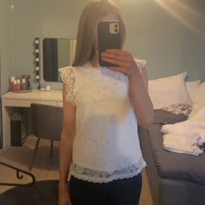 Vit spetsblus - Säljer en vacker vit spetsblus från jeans bolaget. Super bra skick nästan aldrig använd. Pris får att diskutera bara att höra av sig om de e nått💗