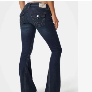 True religion Jeans - Säljer mina älskade mörkblå true religion jeans som är köpta på jeansbolaget för 1300kr endast ett par veckor sedan och endast använda två gånger så därmed inga defekter och helt nytt skick, säljer då jag hellre ville ha en annan färg. Denna färg och modell är just nu slutsåld vad jag kan se.  Kontakta mig vid fler frågor❤️❤️