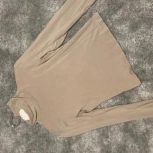 Polo tröja  - Storlek M, från bikbok. Endast använd en gång💗