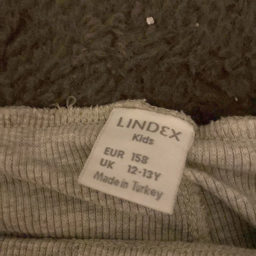 Säljer ett par grå byxor från Lindex i storlek 158. Byxorna är ribbade . Farkut & Housut.