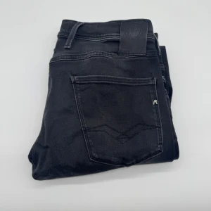 REPLAY ANBASS JEANS  - - Replay anbass jeans - Slim fit passform - Storlek W32/L32 - Nypris runt 1800kr -  Deluxecloset