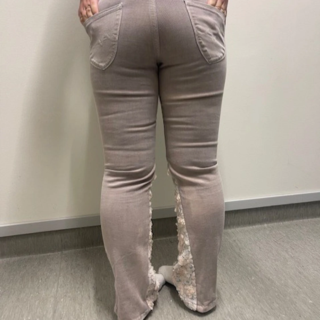 Beige jeans med spetsdetalj - 91