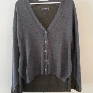 Zadig & Voltaire kofta - Säljer min Zadig & Voltaire kofta i mycket bra skick. Köpt för 5300 kr 💖