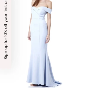 Balklänning - Jättefin ljusblå långklänning från märket Jarlo. Heter ”Draya Bardot Maxi Dress With Train” på hemsidan. Använd en gång så är i nyskick. Nypris är 2500 kr. Hör av vid frågor, pris kan diskuteras💗