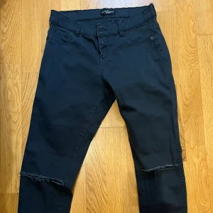 Svarta jeans med hål - Snygga svarta jeans från sally Cirkle. Jätte fint skick. Står ingen storlek men chansar på L