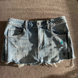 ljus blå denim kjol - ljus blå denim kjol med slitna detaljer. Perfekt skick!!