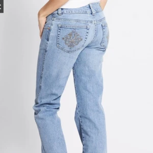 Blå jeans med broderad detalj - Snygga blå bootcut jeans med broderad detalj på bakfickan. De är helt oanvända, råkade köpa i fel storlek💕 kontakta om du vill ha riktiga bilder💕nypris 400kr 