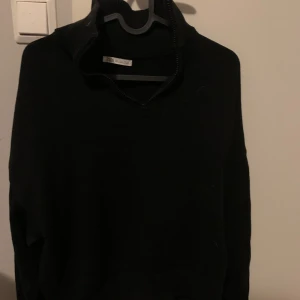 Svart halv zip från Zara - Säljer en stilren svart halv zip från Zara. Perfekt för kyligare dagar.En klassisk och mångsidig tröja som passar till det mesta.