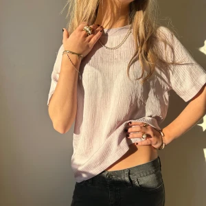 Ljuslila topp - Säljer en ljuslila topp från Carin Wester med korta ärmar. Jätte bra skick och passar fint till allt!! 