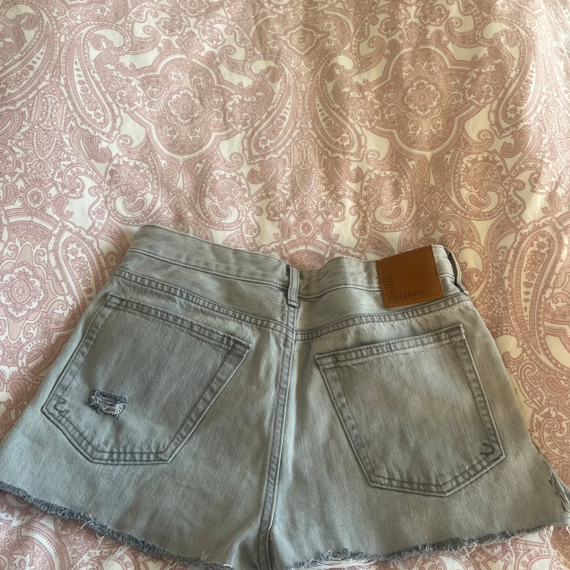 Grå jeansshorts med slitningar - 90