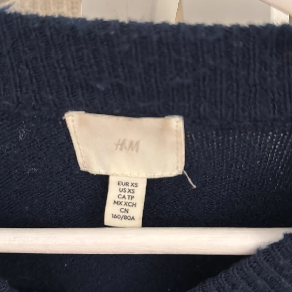 Mörkblå stickad tröja från H&M - 90