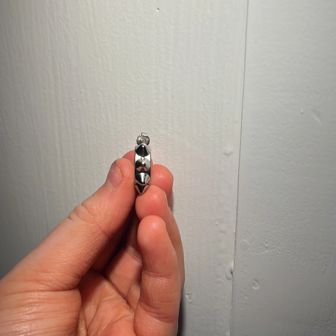 Silvriga örhängen med nitar - 90