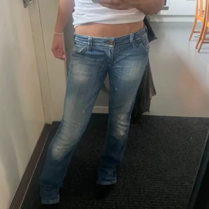 Ljusblåa jeans från ONLY - Säljer mina only jeans som är lågmidjade då de är lite för långa på mig. Köpta från en annan plickare. De är i bra skick men är lite slitna längst och har ett litet hål på högra benet (sista bilden) de är i storlek 29/34 men skulle säga att de passar s-m💕(lånade bilder från förra säljaren)