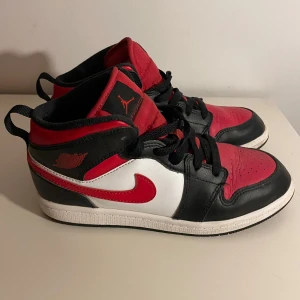 Jordan 1 mid fire red  white black strl 35  - Jordan 1 mid fire red white black bra skick använda endast ett fåtal gånger ingen box strl 35 22cm UK 2,5 