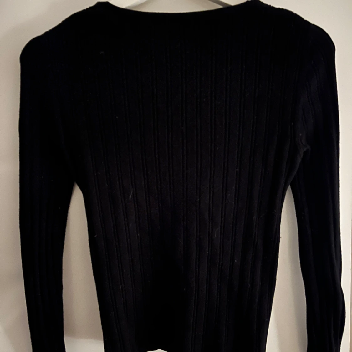 Svart ribbad tröja med knutdetalj - 90