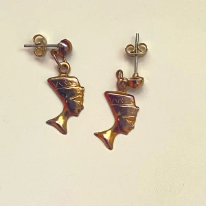 Guldörhängen med farao - Unika guldörhängen med motiv av farao. Dessa örhängen har en elegant design och är perfekta för att ge en stilfull touch till din look. Okänd metall 