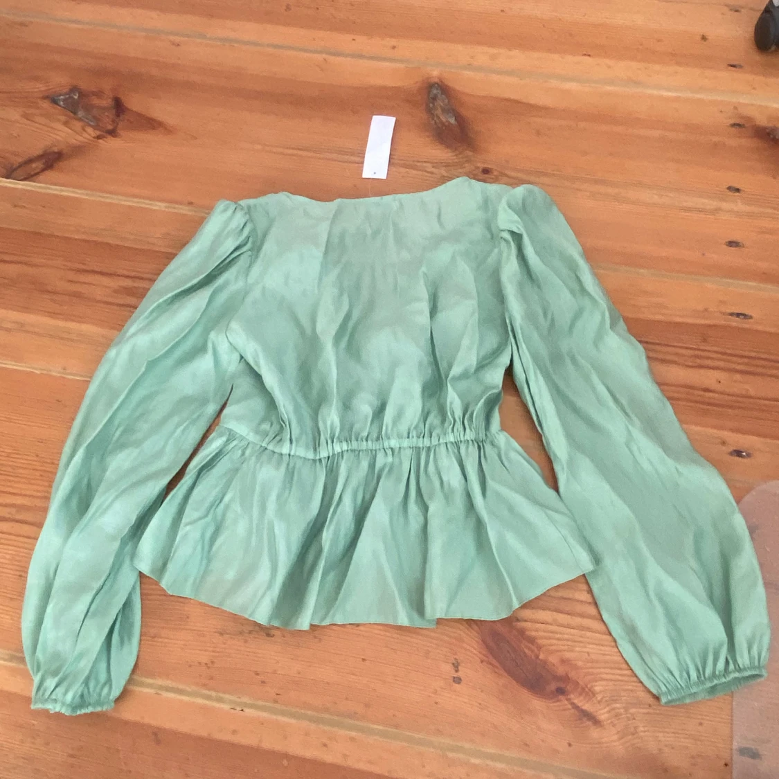 Grön blus med knytningar - 90