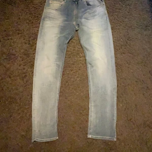 Replay Hyperflex jeans  - Snygga Replay Hyperflex jeans i en ljusblå tvätt. Dessa jeans har en klassisk femficksdesign och en bekväm passform. Perfekta för en avslappnad stil.