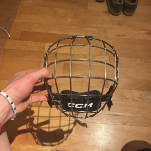 CCM krom galler  - Ett stilrent (Jofa) galler vid storleken M som jag nu säljer eftersom att de inte kommer till användning längre, gallret är köpt via CCM och nypriset är 1000 kr. Hör av er vid mer frågor om gallret !  