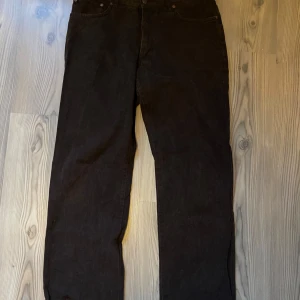 Bruna jeans från Marlboro Classics - Snygga bruna jeans från Marlboro Classics med klassisk femficksdesign. Perfekta för en stilren look. Märkeslapp baktill och knappgylf framtill. Jeansen är i mycket bra skick.