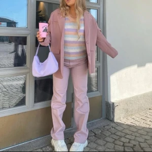 Rosa byxor från Bik Bok - Snygga rosa/lila byxor från Bik Bok i en klassisk straight fit. Perfekta för att addera lite färg till din garderob. De har en stilren design med knapp och dragkedja framtill.