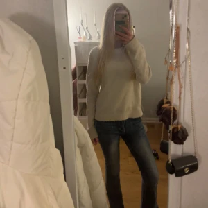 Fina blåa jeans med bling på fickorna 😍😍 - Säljer mina fina utsvängda jeans med fina glitter mönster på bakfickorna ❤️Lågt pris pågrund av att en knapp saknas på ena fickan 🥰