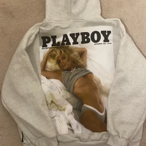 Helt ny Playboy hoddie! - Snygg grå hoodie med stort Playboy-tryck på ryggen och mindre logga på framsidan. Endast testad, säljer för att mamma hata den…