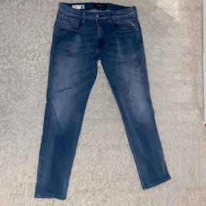 Replay Anbass - Snygga blå jeans från Replay i modell Anbass. Dem är hyper stretch så dom är väldigt bekväma att ha på sig. Storlek 31/30.