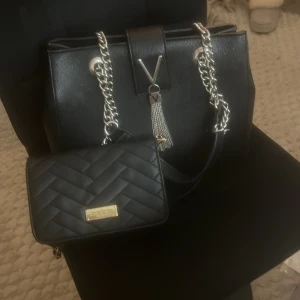 ÄKTA VALENTINO OCH BEBE VÄSKOR - Snygg svart axelväska i skinn med kedjedetaljer från valentino. Båda är i mycket bra skick. Valentino pris: 290kr och BEBE: 149kr Perfekt för att ge din outfit en stilfull touch. Kom privat för fler bilder⭐️