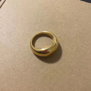 Enkel Guldig ring  -  En enkel och populär guldring i stainless Steel / rostfritt stål.  I storlek 17,5 mm. Aldrig använd 💓