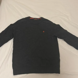 Morris merino ull - Säljer nu min Morris tröja 100% merino ull i mörk grå färg. Den är i väldigt bra skick bara att den är lite liten av sig, då det står M så skulle jag tro att nån med Xs-S skulle passa i denna. Den är väl omhändertagen och hänger bara i garderoben just nu därav försöker jag sälja den.