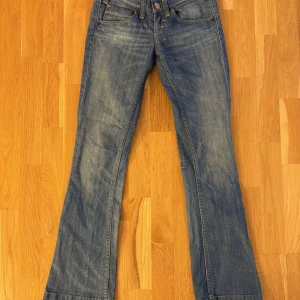 Blå bootcut jeans från Miss Sixty - Snygga blå bootcut jeans från Miss sixty. Jeansen är lite för små för mig i både längd och midja då jag är 170cm  